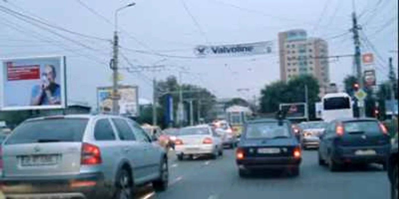 Zeci de autoturisme blocate în trafic, pe str. Elena Doamna