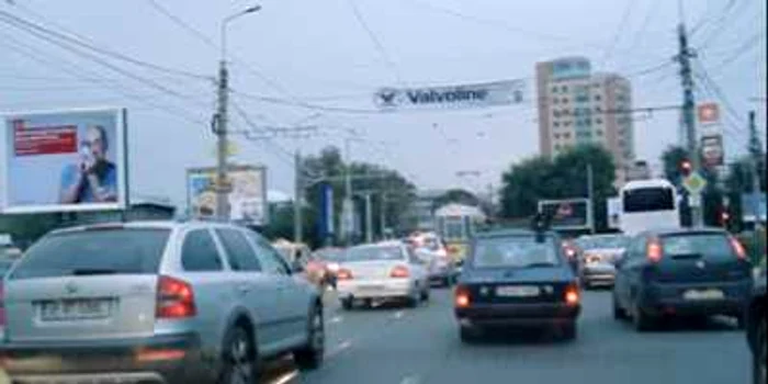 Zeci de autoturisme blocate în trafic, pe str. Elena Doamna