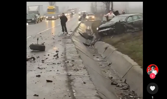 Un bărbat a murit după ce mașina în care se afla s-a ciocnit cu o alta, pe E 85, în județul Neamț. Doi copii și trei adulți sunt răniți