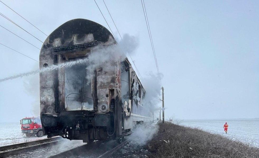 Un tren de călători a luat foc în Olt. Un tânăr a fost monitorizat de SMURD, 70 persoane evacuate. Incendiul a fost localizat