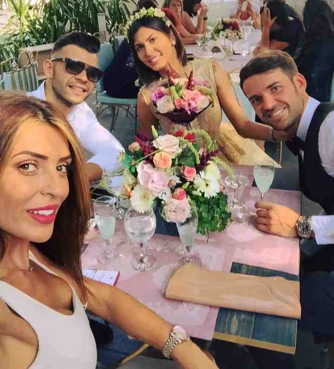 Mădălina şi Alin au marcat evenimentul cu prietenii la un resturant