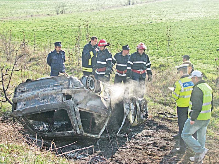 Pompierii au stins flăcările, dar şoferul era deja mort (FOTOGRAFII: RAMONA GĂINĂ)