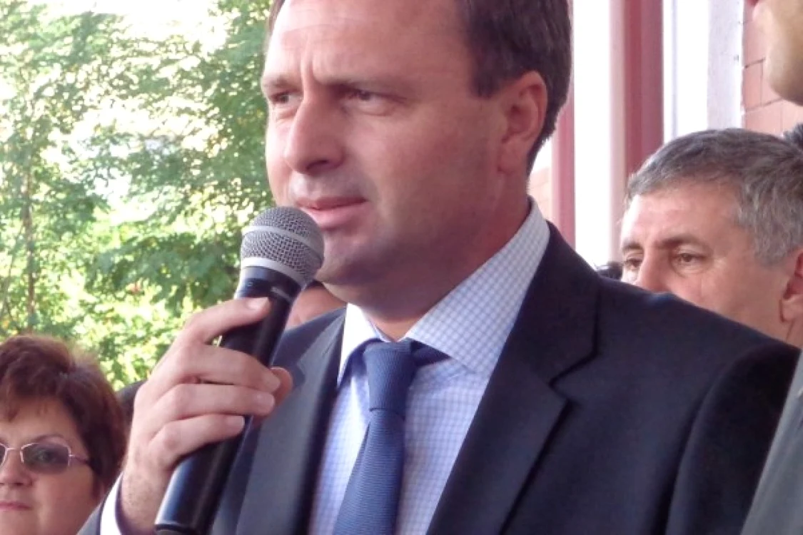 Cristian Petcu s-a folosit, cel mai frecvent, de munca altor autori, precum Antonie Plămădeală, Ion Rusu Abrudeanu sau Mircea Păcurariu, scrie Romania Liberă