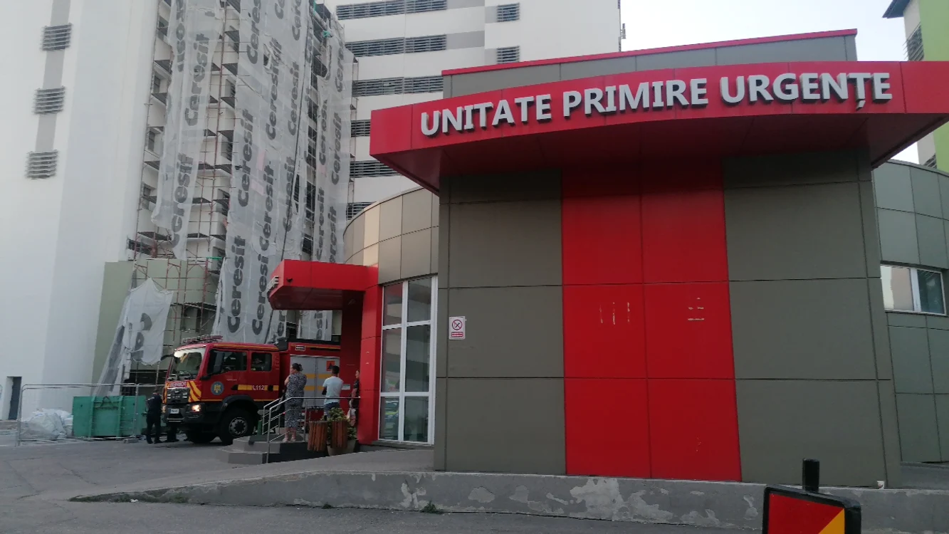 În curtea spitalului au ajuns mai multe echipaje FOTO: A.M.