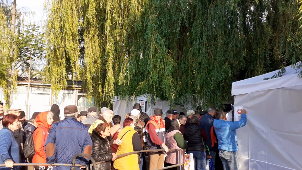 VIDEO În cârje și scaune rulante la cozi uriașe pentru ajutoarele de la UE. Oamenii au venit cu o zi înainte la ușa centrului 