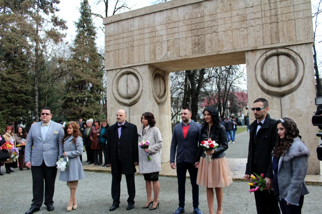 Patru perechi s-au căsătorit la Poarta Sărutului