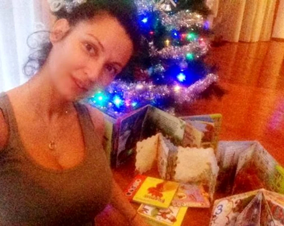 Nicoleta Luciu a strâns mai multe cărţi pentru a le dona unei biblioteci
