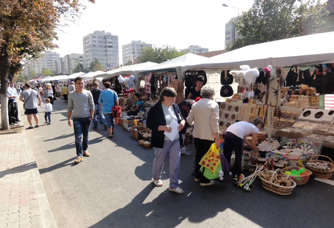 La festival participă numeroşi comercianţi cu produse de tot felul
