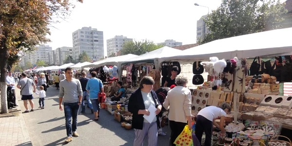 La festival participă numeroşi comercianţi cu produse de tot felul