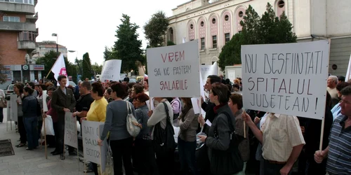 Cadrele medicale aşteaptă decizia consilierilor judeţeni 