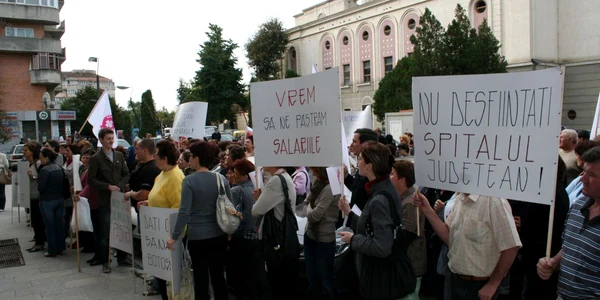 Cadrele medicale aşteaptă decizia consilierilor judeţeni 