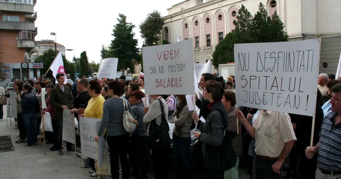 Cadrele medicale aşteaptă decizia consilierilor judeţeni