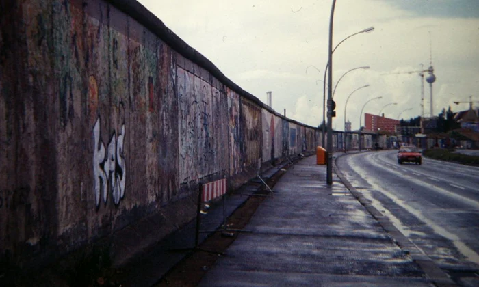 Zidul Berlinului de la București jpeg