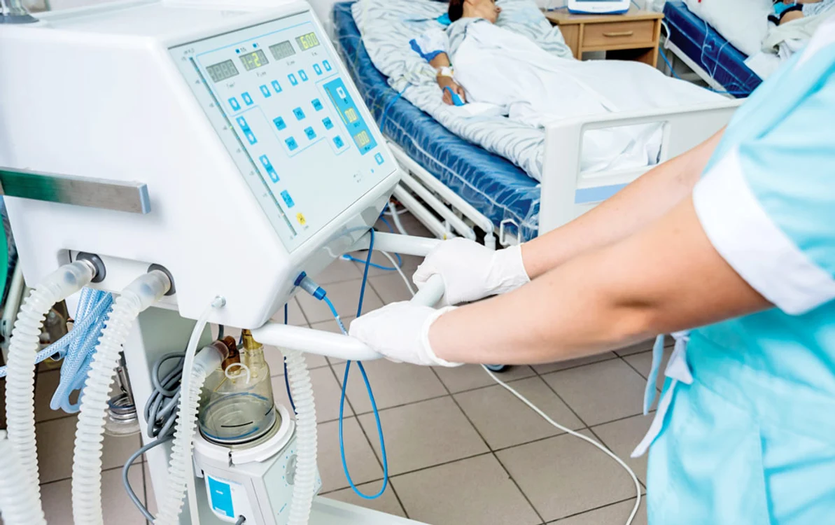 
    Medicii au întârziat  să-l resusciteze  din cauza faptului  că defibrilatorul  se afla la parterul  spitalului  