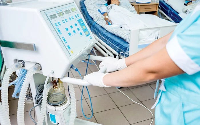 
    Medicii au întârziat  să-l resusciteze  din cauza faptului  că defibrilatorul  se afla la parterul  spitalului  