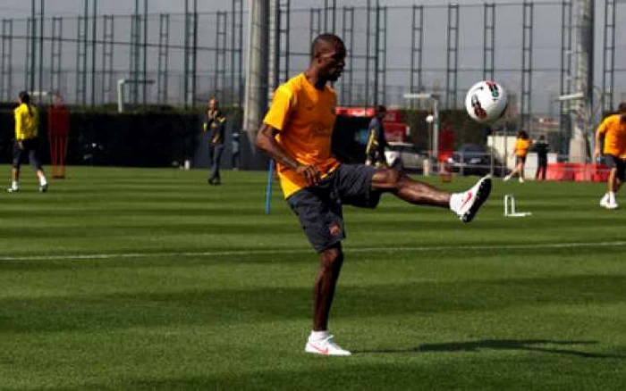 Eric abidal, la antrenamentul de azi dimineaţă al catalanilor FOTO elmundodeportivo.es