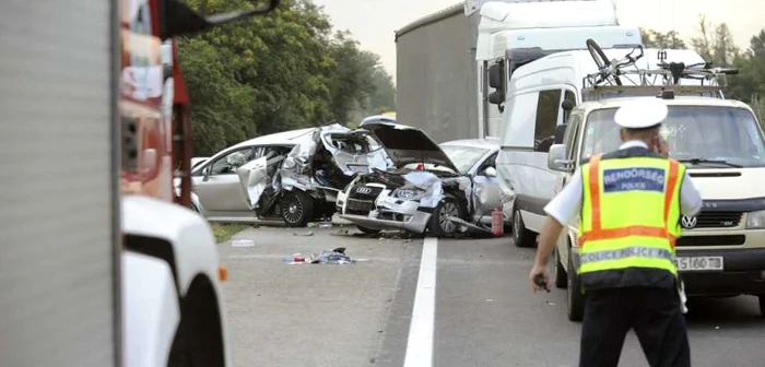 Accidentul a avut loc săptămana trecută şi a cauzat moartea a trei români şi rănirea altor 18             FOTO: Mediafax