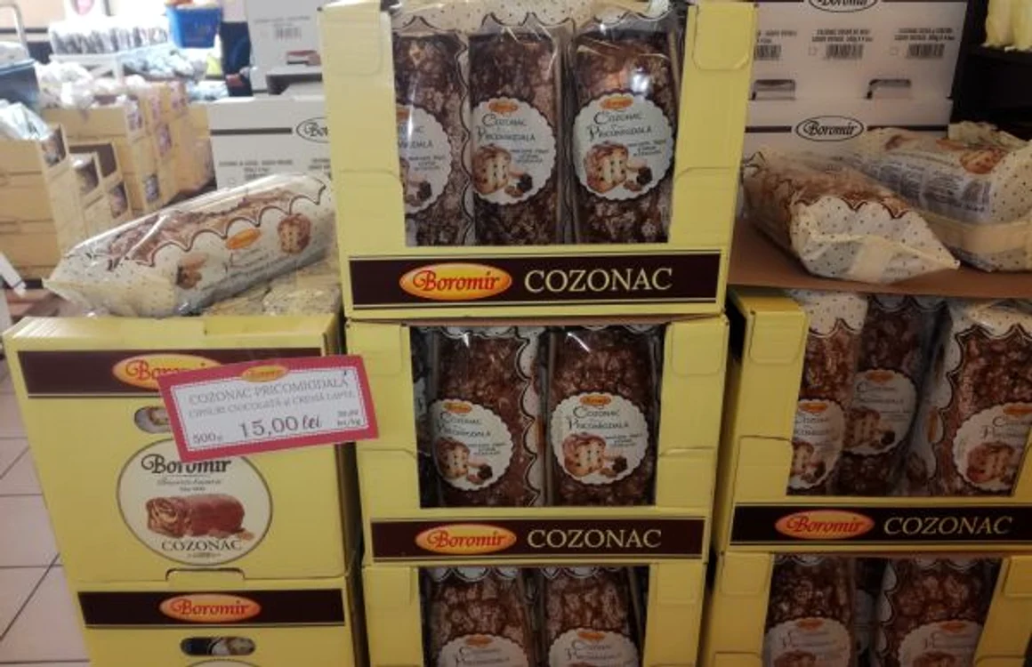 Cozonacii Boromir în magazinul de prezentare şi desfacere de la poarta fabricii din Râmnicu Vâlcea - Boromir Pan Cafee Foto Daciana Stoica