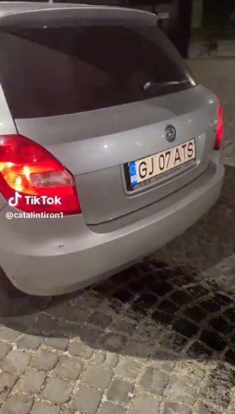 A spart baia de ulei a autoturismului pe o stradă monument istoric din Târgu Jiu modernizată de un arhitect renumit VIDEO