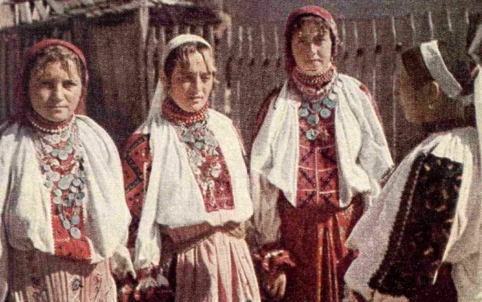 Portul popular al pădurencelor. Foto: Romulus Vuia. 