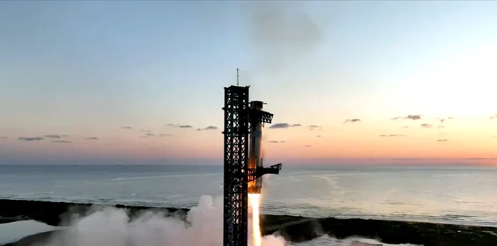 Racheta SpaceX, prinsă în gheare FOTO: captură video
