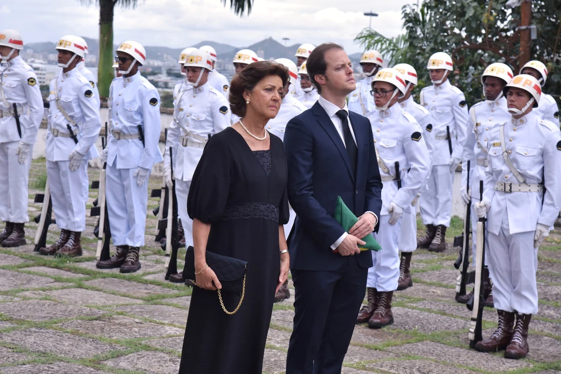 Prințul Rafael al Braziliei, succesorul Printului Antonio de Orleans Braganza cu mama sa, Prințesa Cristina, la înmormântarea tatălui său   profimedia 0932596417 jpg