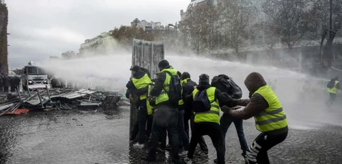 Lupte de stradă între vestele galbene şi poliţişti la Paris Franta FOTO AFP