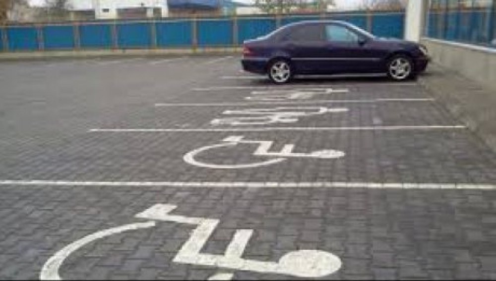 Parcări cu dizabilităţi. În Oradea a „explodat“ numărul şoferilor cu legitimații de handicap