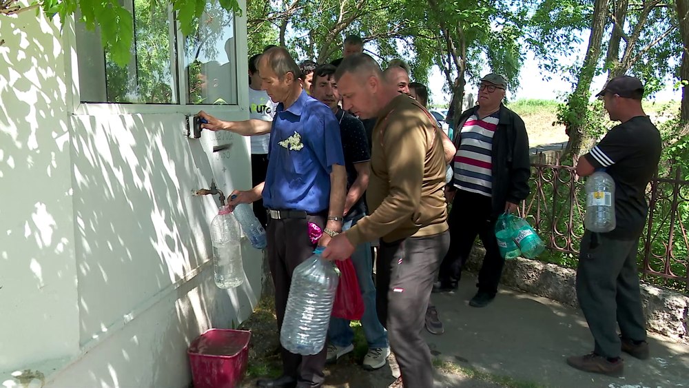 Pelerinaj la bisericuța care se deschide o dată pe an. „Apa din fântâna de la Smeeni a vindecat și orbi“ VIDEO