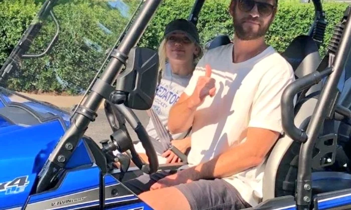 Miley Cyrus si Liam Hemsworth jpeg