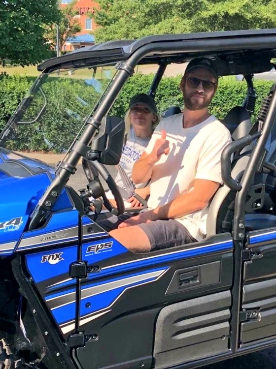 Miley Cyrus si Liam Hemsworth jpeg