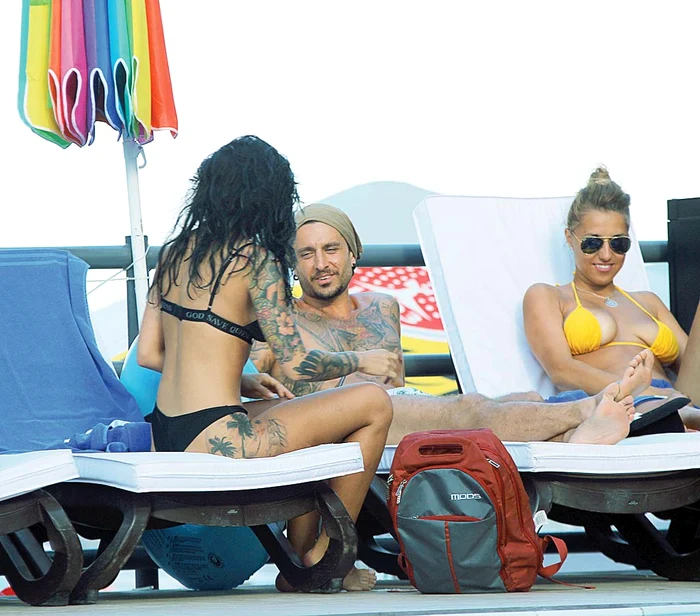 Solista şi iubitul ei şi-au scos la piscină colecţia de tatuaje