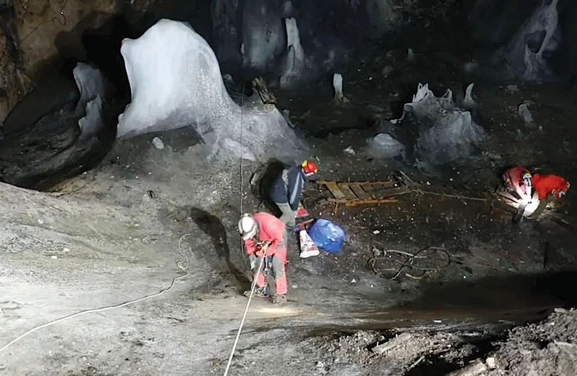 Alpiniştii  au coborât la  coardă în peşteră. FOTO: Parcul Natural Apuseni