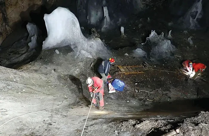 Alpiniştii au coborât la coardă în peşteră. FOTO: Parcul Natural Apuseni