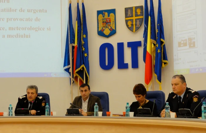 La anunţarea finalizării importantului proiect au fost prezenţi Dorel Predescu (stg.), şeful Centrului Operaţional din ISU Olt, Marius Oprescu - vice C.J. Olt, Daniela Lungu - C.J. Olt, Cristian Croitoru - ISU Olt