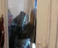 Zoia Spiegel la intrarea în cămăruţa din curtea sinagogii