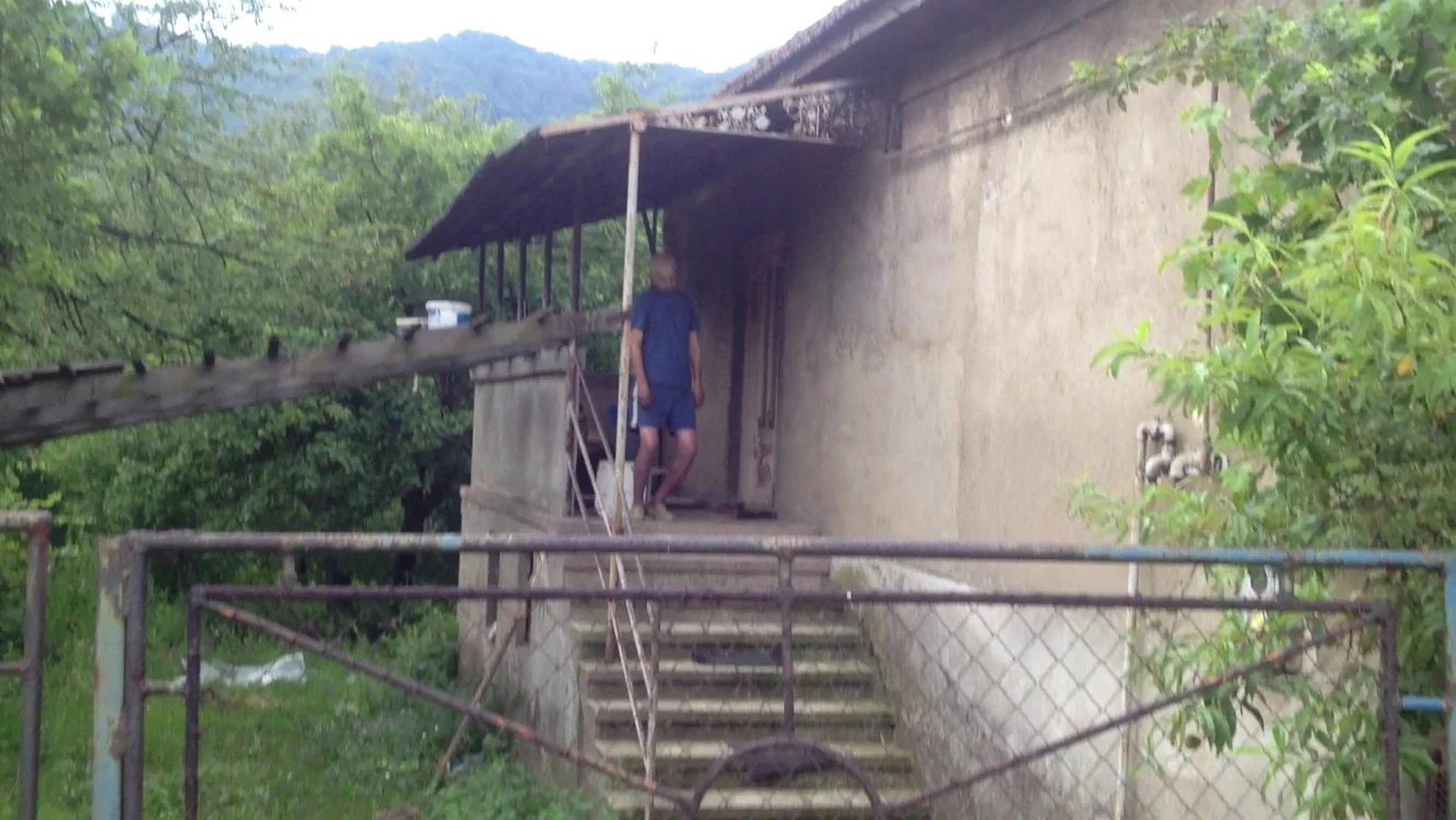 Bărbatul s-a spânzurat în faţa casei sale