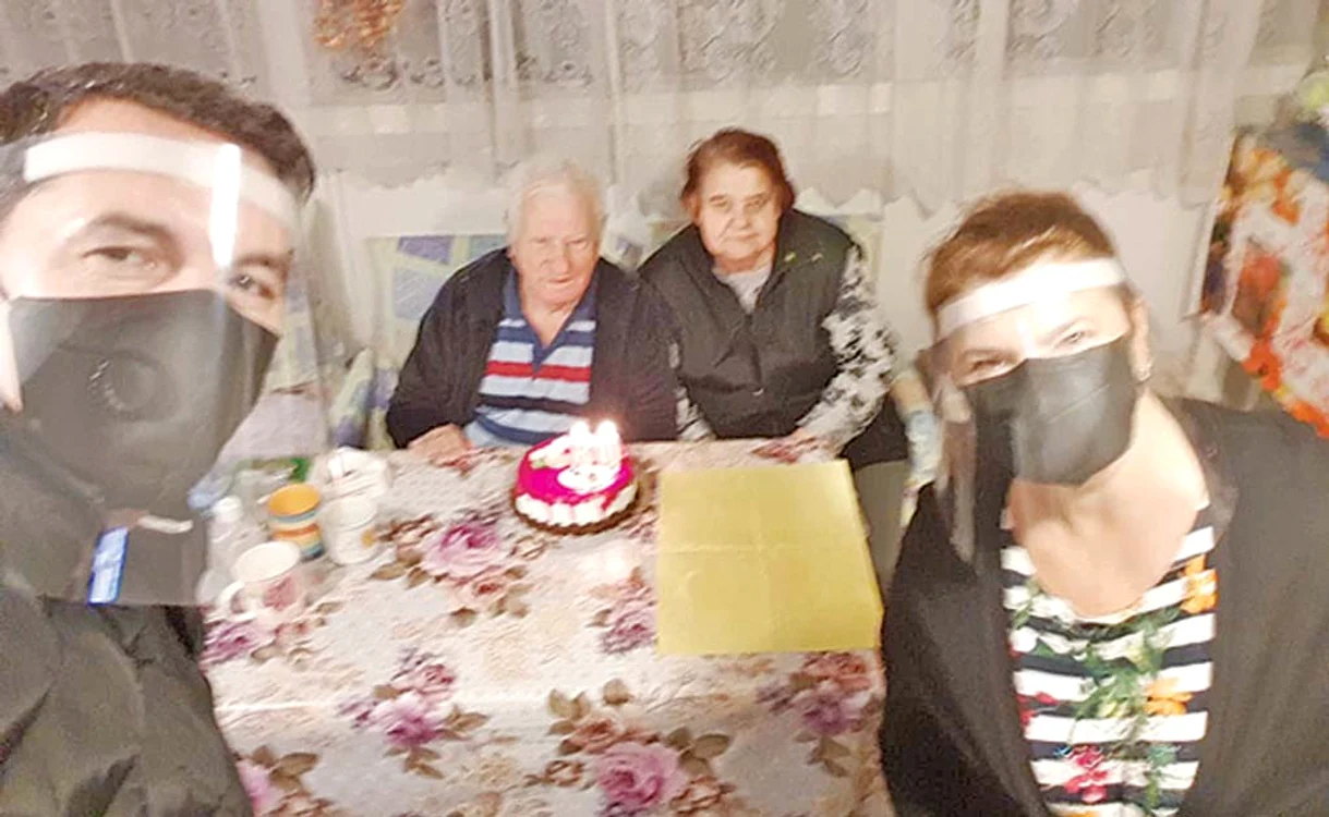 
    Mihaela şi iubitul, în vizită la părinţii ei  