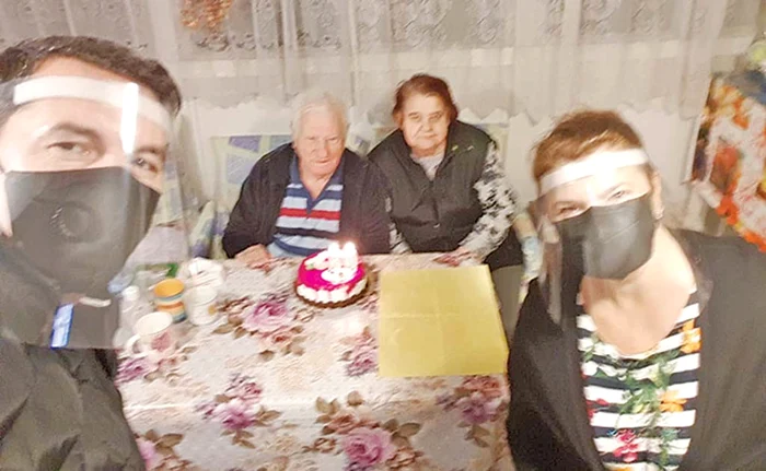 
    Mihaela şi iubitul, în vizită la părinţii ei  