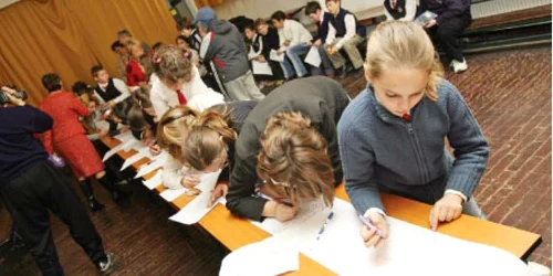 Peste 2.100 de copii din Braşov au scris, în urmă cu doi ani,  cea mai mare scrisoare din lume adresată lui Moş Crăciun