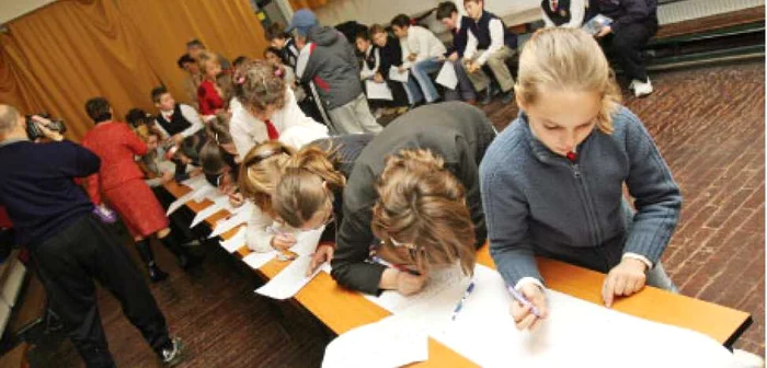 Peste 2.100 de copii din Braşov au scris, în urmă cu doi ani, cea mai mare scrisoare din lume adresată lui Moş Crăciun