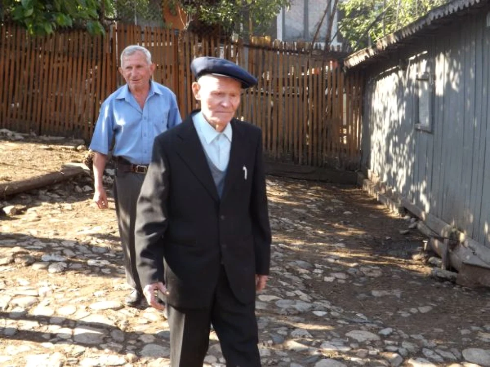 Gheorghe Ştefan în gospodăria casei sale din Brezniţa Ocol FOTO Corina Macavei