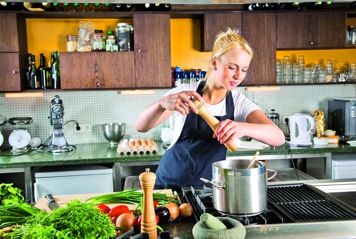 
    Gătitul, la fel ca multe  alte deprinderi, se  dobândeşte învăţând  şi mai ales exersând  