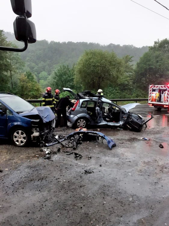 Cele două maşini au fost distruse. FOTO: ISU Cluj