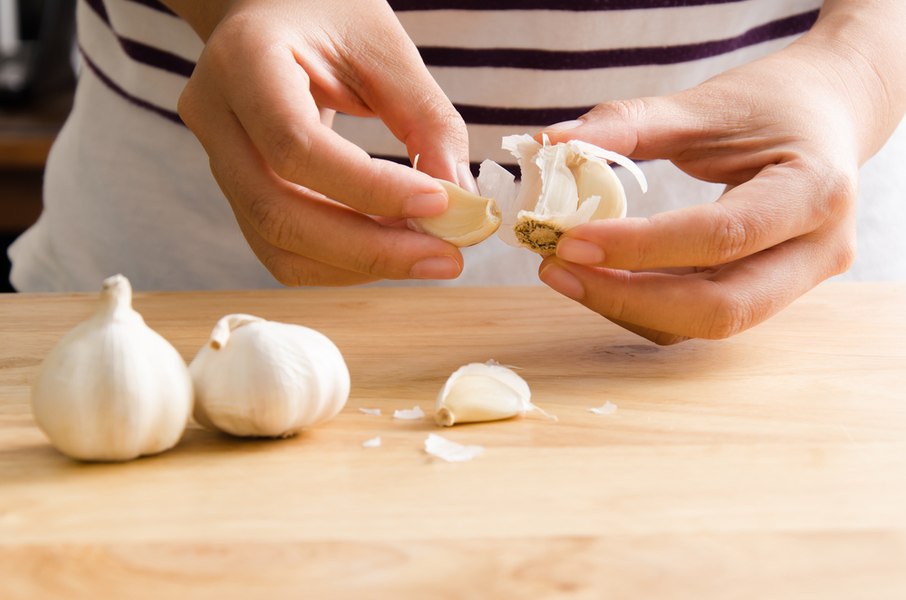 De ce suntem percepuți ca fiind mai atractivi atunci când mâncăm usturoi? Ce alimente produc cele mai puțin sexy mirosuri