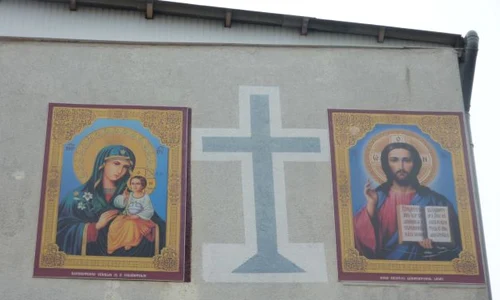 Trecătorii își fac cruce în dreptul icoanelor de pe bloc jpeg