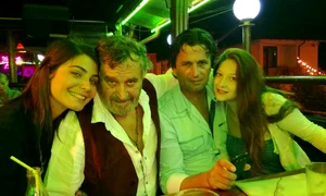 Alexandra Aga și Ion Haiduc, alături de prieteni la o terasă din Vama Veche jpeg