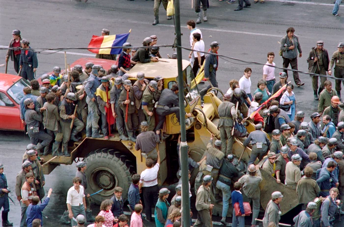 Minerii au fost aduși în Capitală cu trenuri, după care au luat cu asalt străzile. FOTO: AFP
