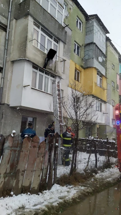 Captivă între sârmele de rufe de pe balconul vecinilor de la etajul doi în Avrig Foto ISU Sibiu