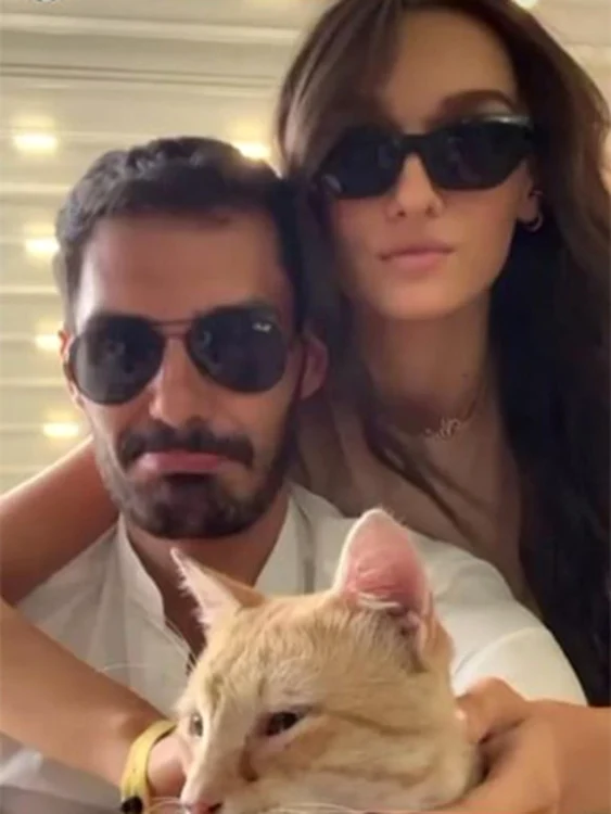 
    Mario a venit la ziua Alexiei și cei doi s-au sărutat ca-n vremurile bune  